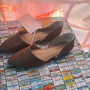 Amazon Essentials Women’s Brown Pointed Toe Flats – Size 9